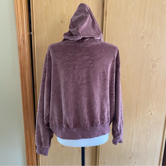 Urban Outfitters • Slouchy Vail Velour Hoodie Sweatshirt in Mauve - Picture 10 of 13